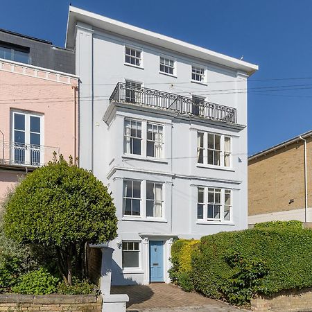 Cliffhanger 18 Castle Road Cowes  Exterior photo