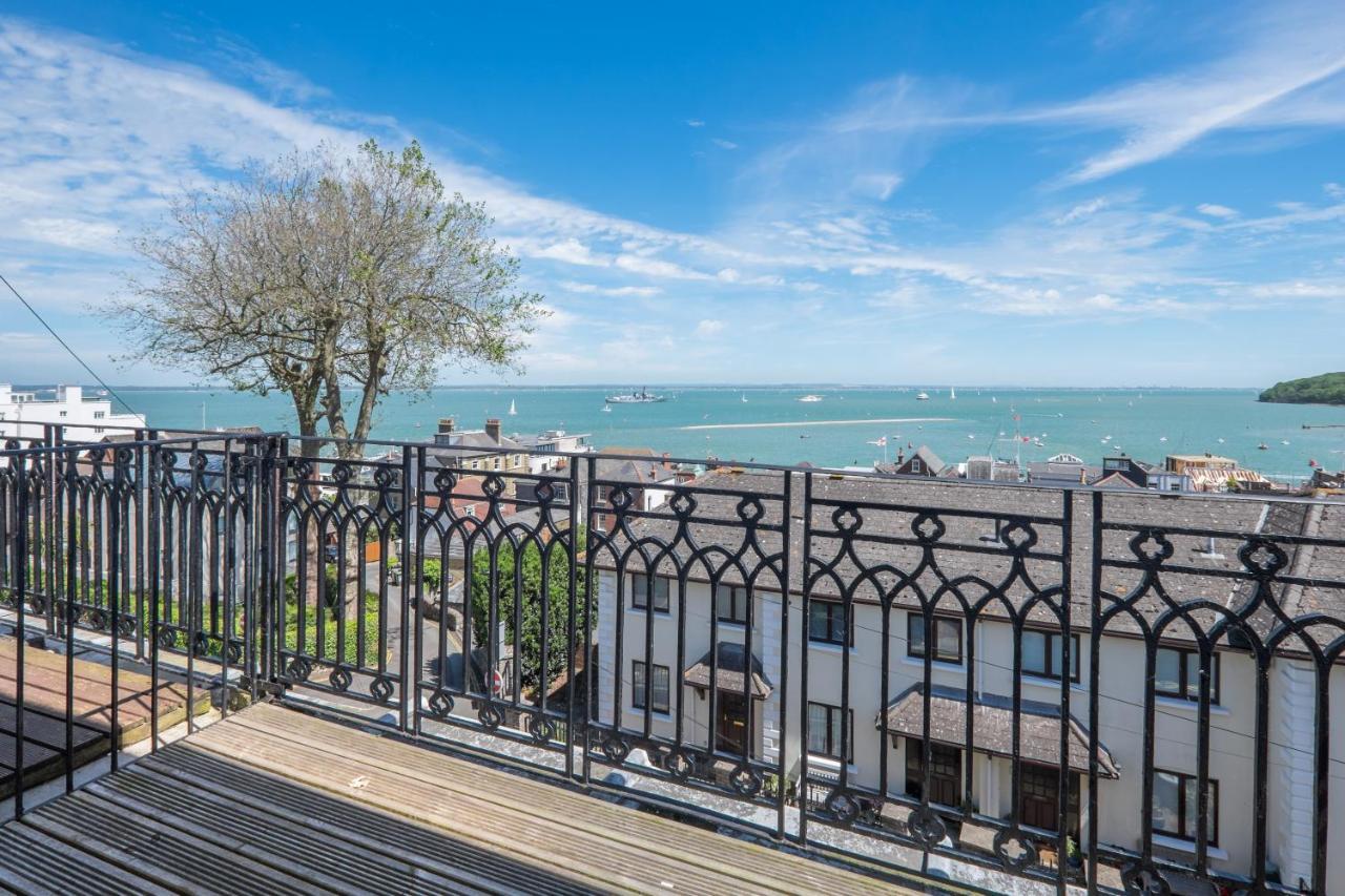Cliffhanger 18 Castle Road Cowes  Exterior photo