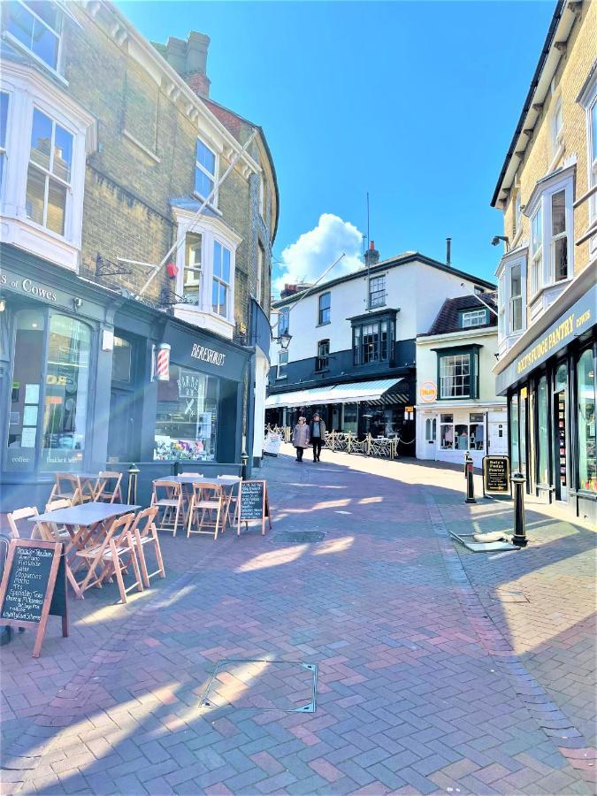 Cliffhanger 18 Castle Road Cowes  Exterior photo