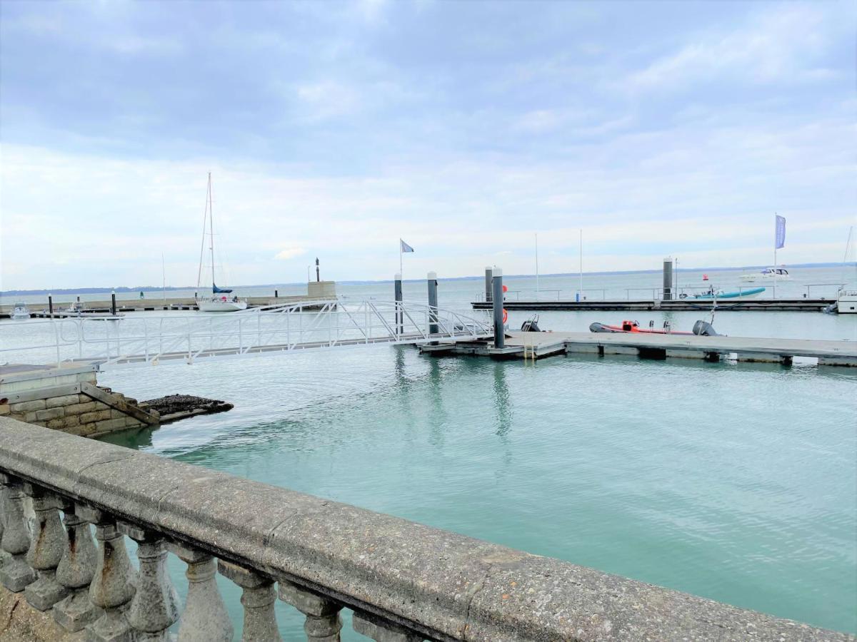 Cliffhanger 18 Castle Road Cowes  Exterior photo