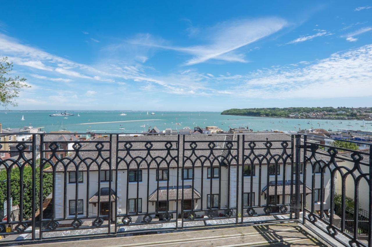 Cliffhanger 18 Castle Road Cowes  Exterior photo