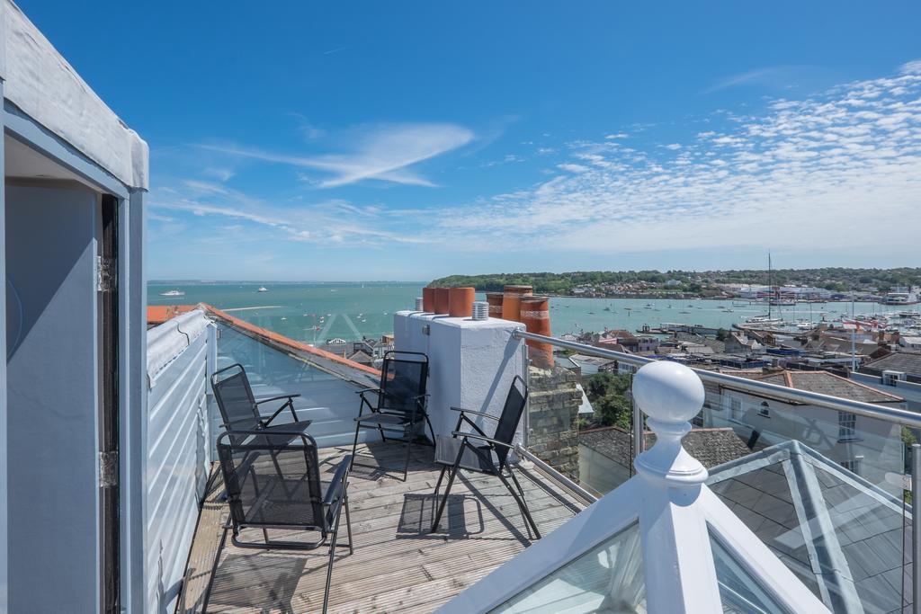 Cliffhanger 18 Castle Road Cowes  Exterior photo